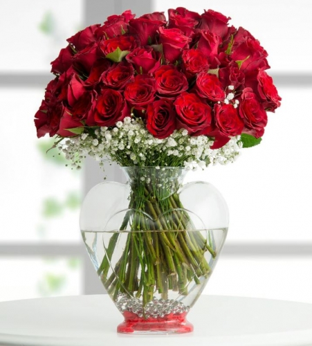 Kalp Vazoda 30 Kırmızı Gül