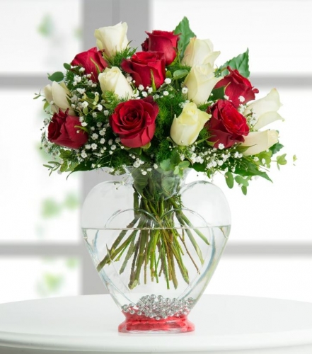 Kalp Vazoda Kırmızı Beyaz Güller 15 Adet