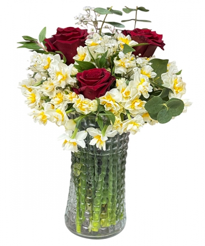 Vazoda 3 gül nergiz